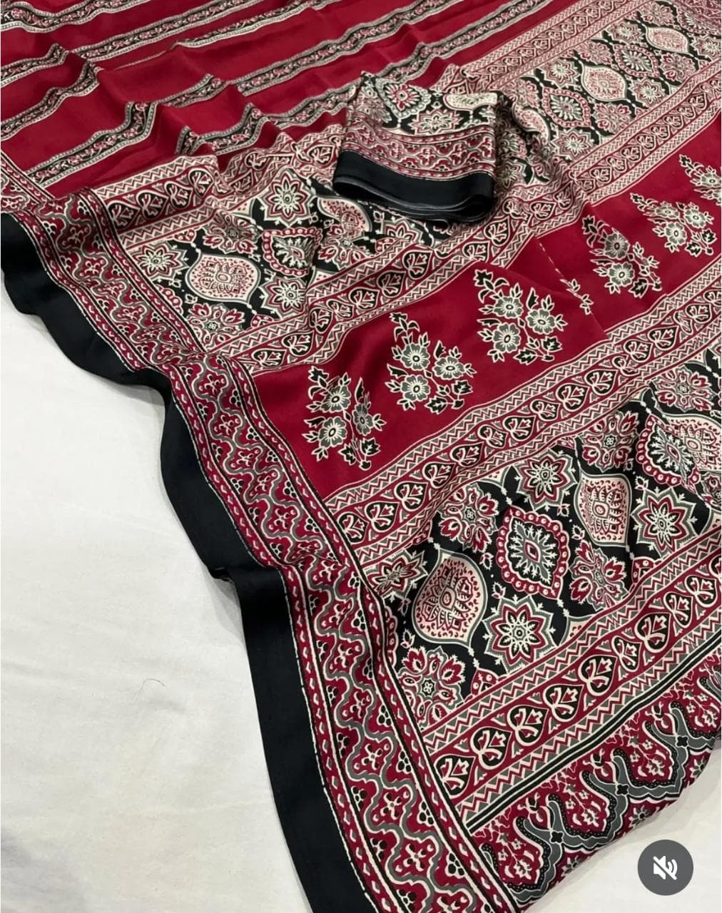 ATTRACTIVE BLACK RED LINING SAREE WITH AJRAKH PALLUU